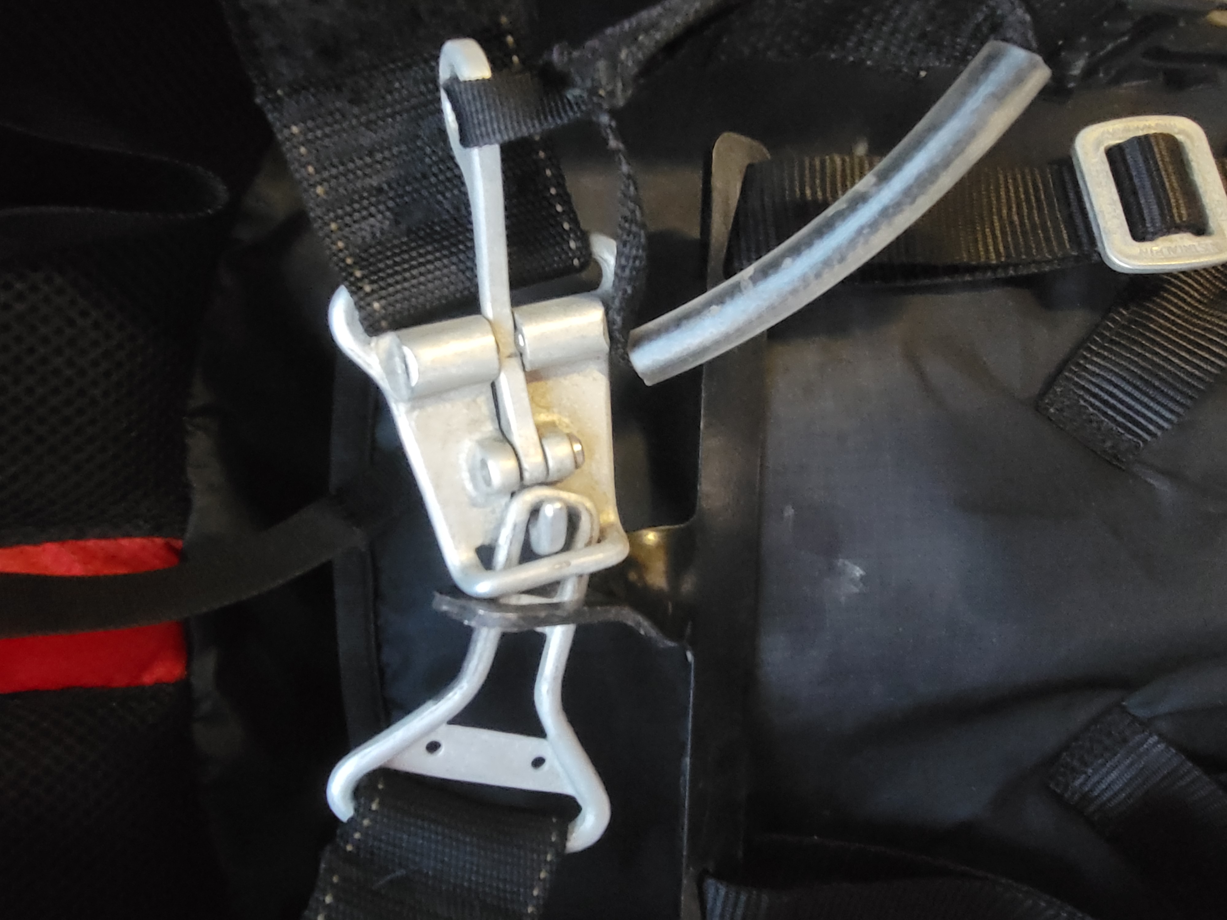 Harness quick release